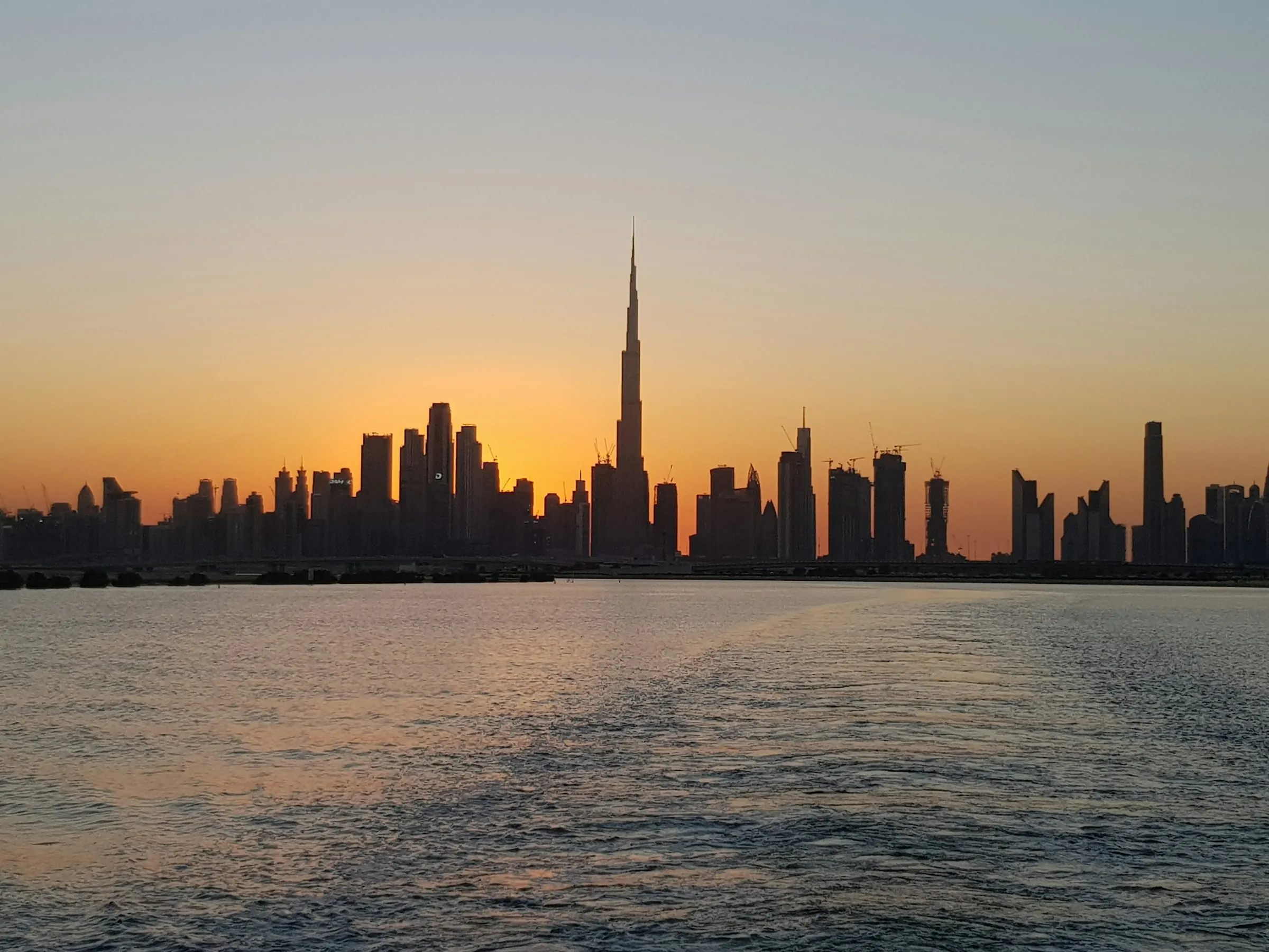 Downtown Dubai y el Burj Khalifa al atardecer